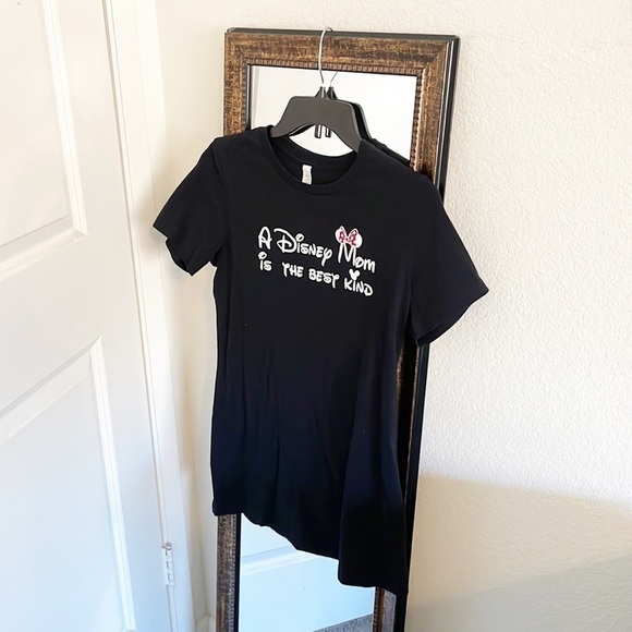 A Disney Mom Is The Best Kind short sleeve t-shirt - Picture 1 of 4